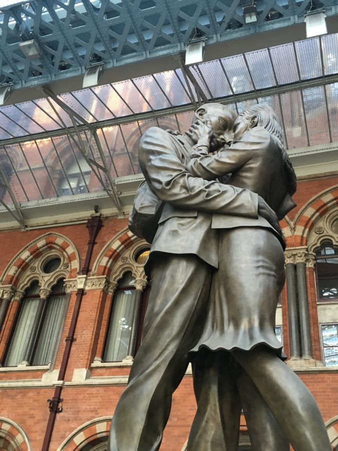 Statue of a kissing couple at St Pancras Station
