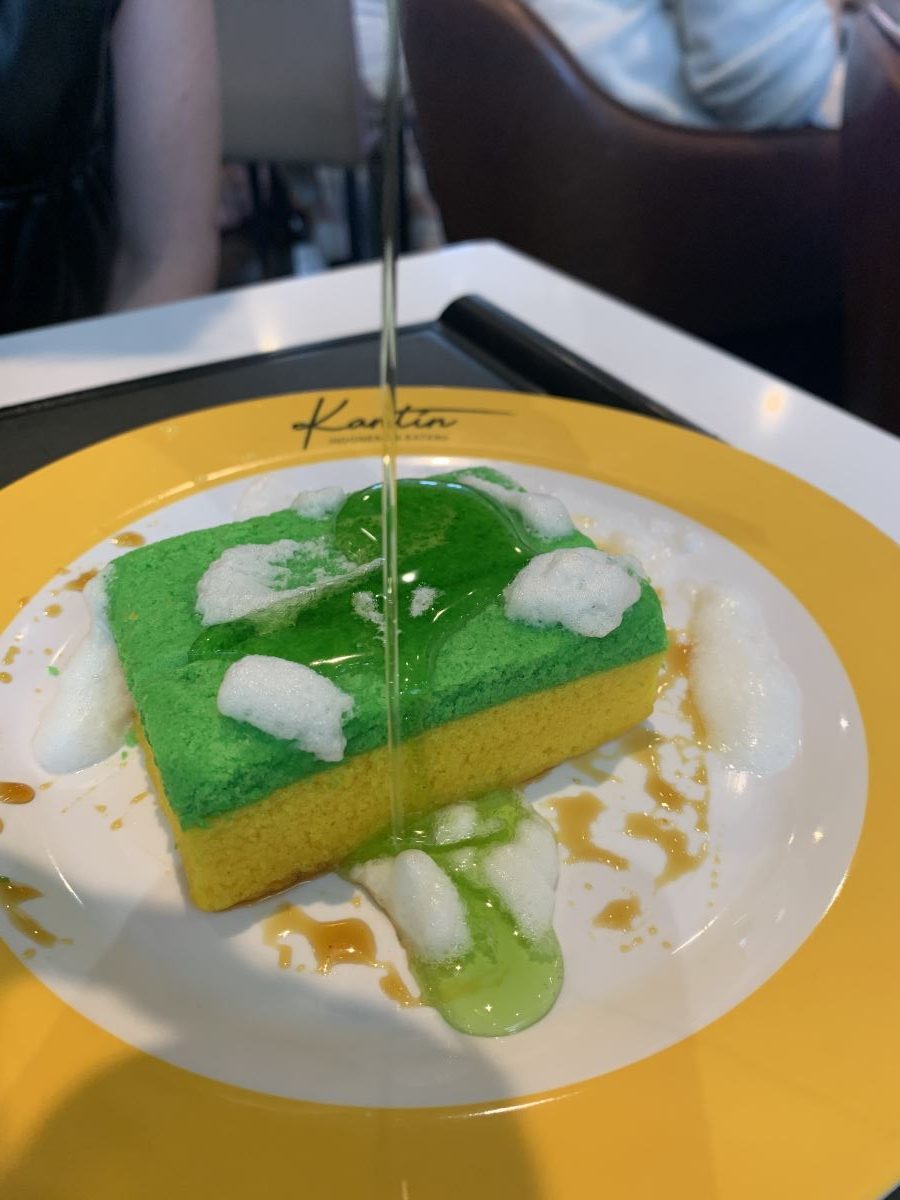 Pouring over green 'washing up liquid' on the viral dishwashing sponge cake in Melbourne