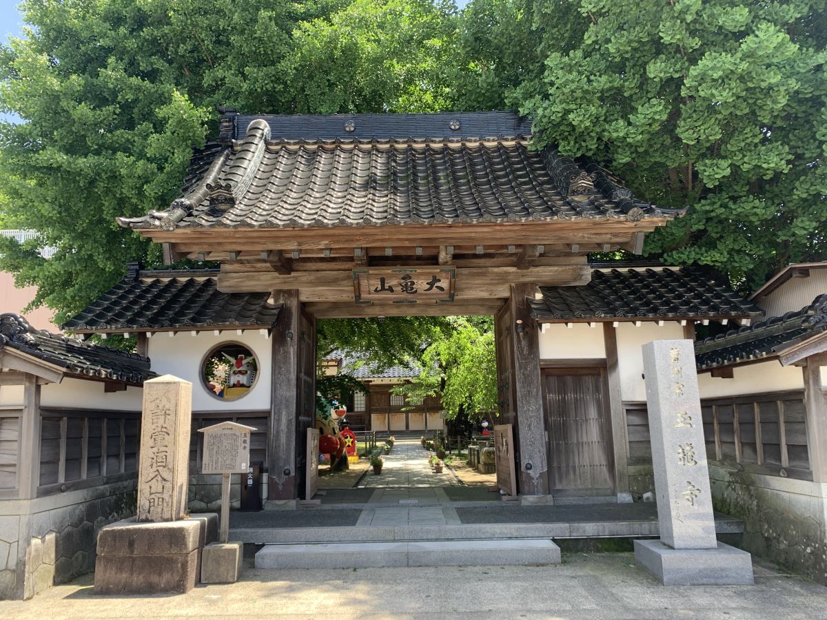 Exterior of Gyokuryuji in Kanazawa showing the entry gate with the Gundam head